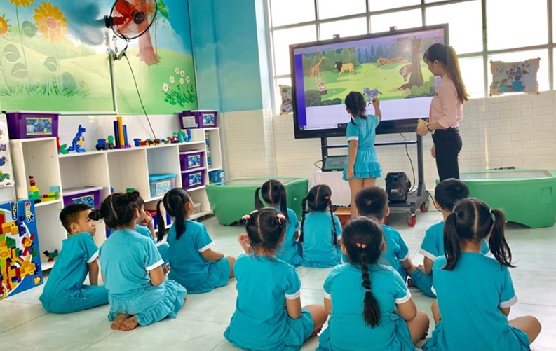 Màn hình cảm ứng - Giải pháp thúc đẩy sự tương tác, thu hút trẻ cùng xây dựng tiết học. Màn hình cảm ứng - Giải pháp thúc đẩy sự tương tác, thu hút trẻ cùng xây dựng tiết học.