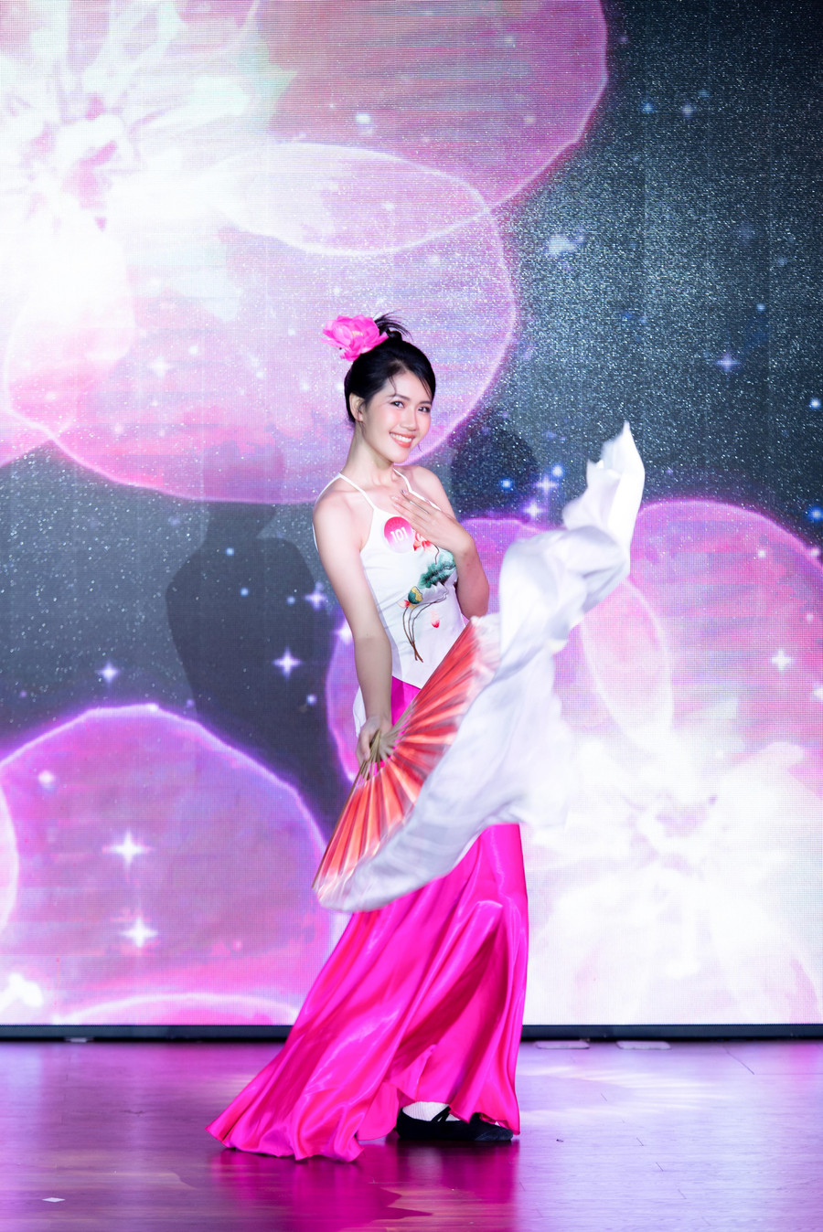 Thí sinh Phạm Thị Hồng Thắm – SBD 101 với tiết mục múa Hoa hát. Màn trình diễn cuốn hút khi thí sinh trình diễn đằng sau một tấm màn mỏng với những động tác uyển chuyển, dứt khoát. Thí sinh Phạm Thị Hồng Thắm – SBD 101 với tiết mục múa Hoa hát. Màn trình diễn cuốn hút khi thí sinh trình diễn đằng sau một tấm màn mỏng với những động tác uyển chuyển, dứt khoát.