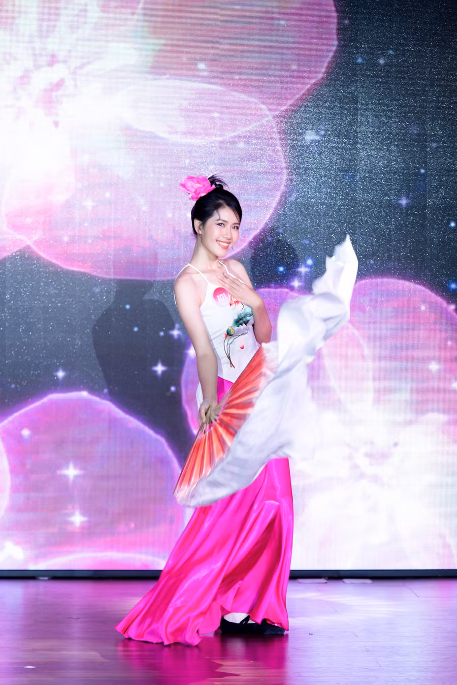 Thí sinh Phạm Thị Hồng Thắm – SBD 101 với tiết mục múa Hoa hát. Màn trình diễn cuốn hút khi thí sinh trình diễn đằng sau một tấm màn mỏng với những động tác uyển chuyển, dứt khoát.