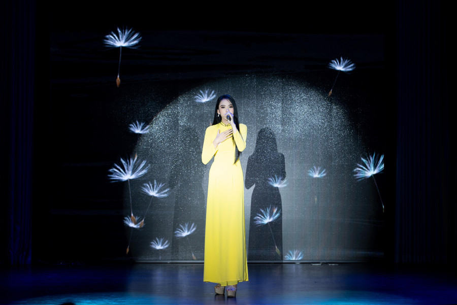 Thí sinh Lê Nguyễn Ngọc Hằng – SBD 166 trình diễn ca khúc Mẹ tôi của nhạc sĩ Trần Tiến. Ngọc Hằng diện áo dài vàng thanh lịch, nữ tính. Giọng hát của cô được đánh giá truyền cảm, xúc động. Thí sinh Lê Nguyễn Ngọc Hằng – SBD 166 trình diễn ca khúc Mẹ tôi của nhạc sĩ Trần Tiến. Ngọc Hằng diện áo dài vàng thanh lịch, nữ tính. Giọng hát của cô được đánh giá truyền cảm, xúc động.