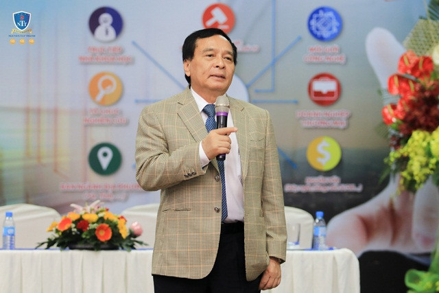 PGS.TS Nguyễn Mạnh Hùng- Hiệu trưởng Trường ĐH Nguyễn Tất Thành phát biểu tại buổi lễ