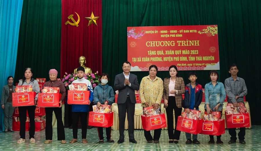 Công ty CPTM Thái Hưng tặng quà tết cho gia đình hộ nghèo.