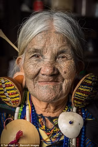 bo toc ep con gai xam mat cho... xau bot di hinh anh 1