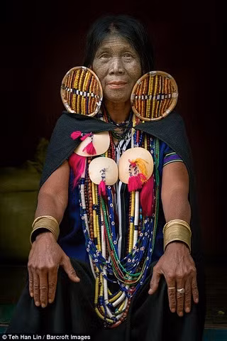 bo toc ep con gai xam mat cho... xau bot di hinh anh 2