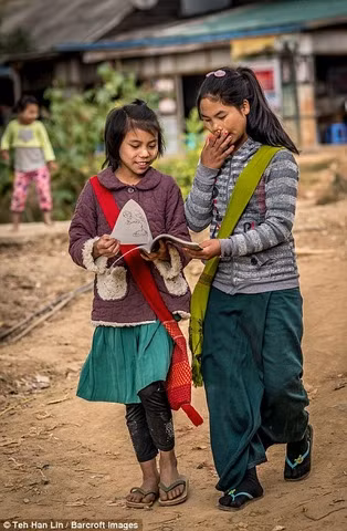 bo toc ep con gai xam mat cho... xau bot di hinh anh 4