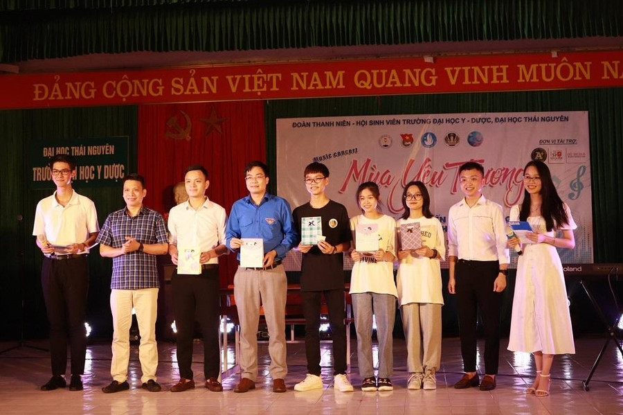 Đêm nhạc "Mùa yêu thương" đã thu hút đông đảo cán bộ, học viên, đoàn viên, các doanh nghiệp, nhà hảo tâm tham dự và theo dõi.