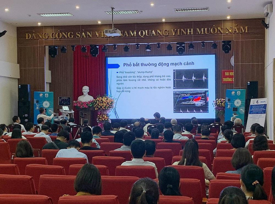 Các báo cáo viên chia sẻ, thảo luận tại Hội nghị.