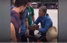 Ngạc nhiên cụ bà bán nước 74 tuổi nói được 11 thứ tiếng