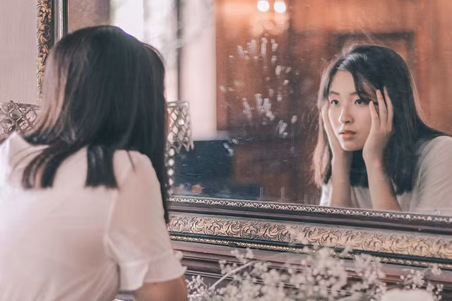  Nữ sinh lớp 12 Anh1 Hoàng Phượng Mai có thành tích Ngoại ngữ rất đáng nể: Giải Nhì HSG Tiếng Anh cấp Thành phố và Giải Nhì Olympic Tiếng Anh Thành phố năm 2017. Bên cạnh đó Phượng Mai còn giành Giải Nhất biểu diễn nhạc cụ dân tộc thành phố. 