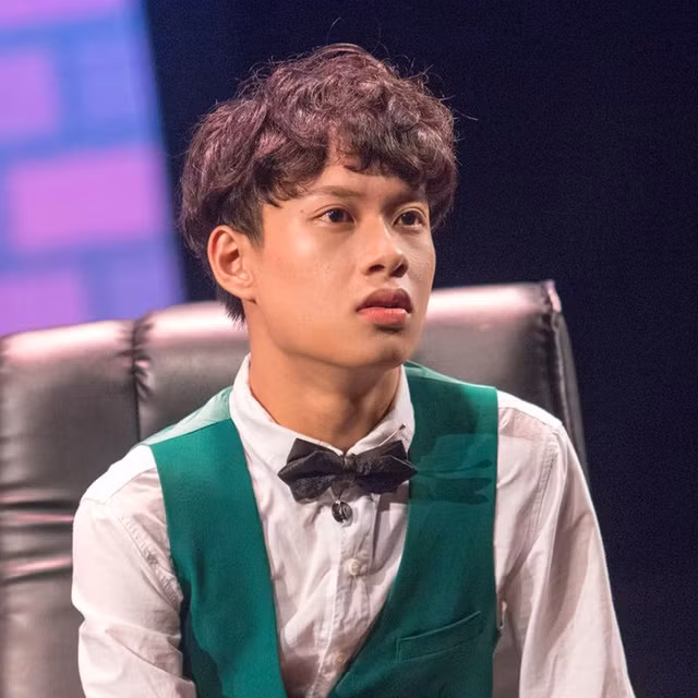  Lê Trí Nghĩa – Lớp 11 Văn là một trong những học sinh giành Học bổng danh dự 5 học kì. Trí Nghĩa cũng từng giành Giải Nhì kì thi học sinh giỏi môn lịch sử cấp thành phố năm học 2015-2016, Giải Nhì kì thi học sinh giỏi môn Ngữ văn cấp thành phố năm học 2016-2017. 