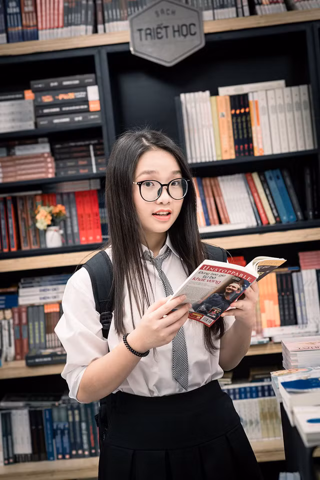  Nữ sinh lớp 11 Toán 1 Vũ Nam Trang Linh từng giành Huy chương vàng kỳ thi Toán học trẻ Quốc tế IMC tại Singapore (năm 2015), Huy chương đồng cuộc thi Giải Toán qua mạng (Violympic) bằng Tiếng Anh (2016), Huy chương Vàng Lãnh đạo trẻ Châu Á tại Singapore 2018, Huy chương bạc cá nhân kỳ thi IYMC tại Ấn Độ (năm 2016), Giải ba kỳ thi HOMC (2016), Giải khuyến khích kỳ thi Toefl Junior cấp quốc gia (năm 2017), Giải nhì môn Toán học sinh giỏi cấp thành phố (năm 2017). Cô cũng là nữ sinh duy nhất vào top 10 bạn điểm cao nhất chuyên Toán THPT Hà Nội - Amsterdam. 