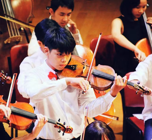  Nam sinh Vũ Quốc Đăng – lớp 12 Nga cũng là sinh viên Học viện âm nhạc quốc gia Việt Nam, là Thành viên dàn nhạc giao hưởng Hà Nội. 