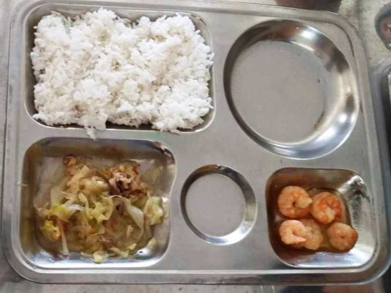 Suất cơm trưa của một học sinh tại Trường Tiểu học Thạch Linh