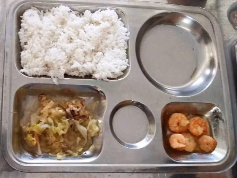 Suất cơm trưa của một học sinh tại Trường Tiểu học Thạch Linh