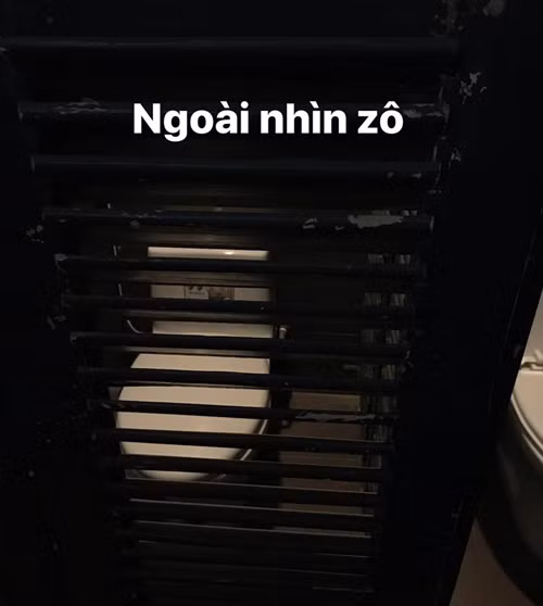 Chiếc cửa nhà vệ sinh từ bên ngoài nhìn vào.