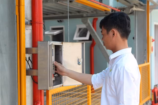 Nhân viên điều khiển việc sắp xếp vị trí đỗ xe sao cho phù hợp.