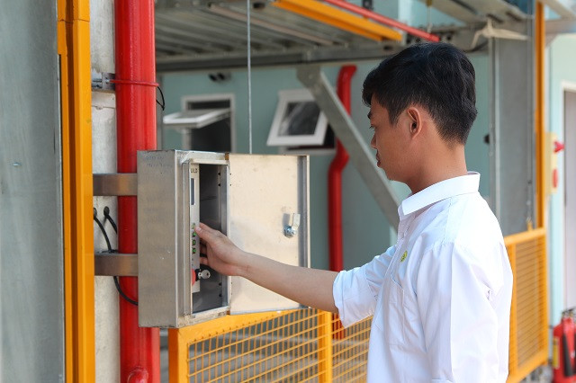 Nhân viên điều khiển việc sắp xếp vị trí đỗ xe sao cho phù hợp.