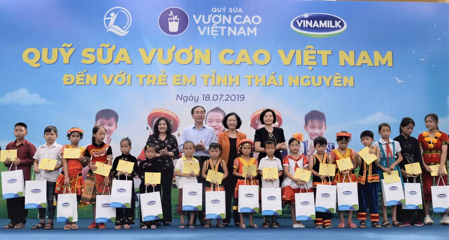 ​Trong suốt chặng đường 12 năm, Quỹ sữa Vươn Cao Việt Nam và Vinamilk đã trao tặng hơn 35 triệu ly sữa với tổng giá trị 150 tỷ đồng cho gần 441.000 trẻ em khó khăn trên khắp Việt Nam. 