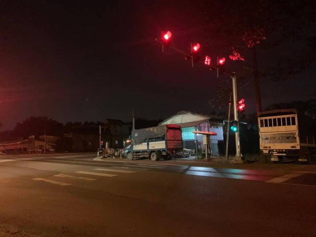 Xe tù dừng đèn đỏ, 3 đối tượng nghiện ma túy thoát khỏi xe bỏ trốn ảnh 1 Xe tù dừng đèn đỏ, 3 đối tượng nghiện ma túy thoát khỏi xe bỏ trốn ảnh 1