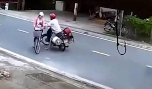 Qua quá trình xác minh, đã xác định được danh tính người đàn ông sàm sỡ bé gái. (Ảnh cắt từ clip).
