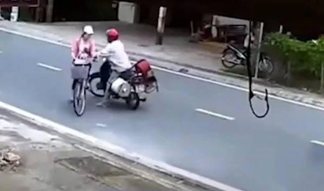 Qua quá trình xác minh, đã xác định được danh tính người đàn ông sàm sỡ bé gái. (Ảnh cắt từ clip).
