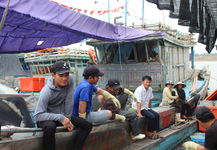 Các thuyền viên nghỉ ngơi sau một tuần lênh đênh trên biển. Ảnh: LT.