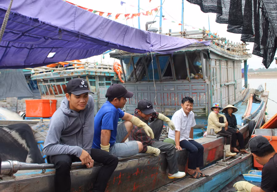 Các thuyền viên nghỉ ngơi sau một tuần lênh đênh trên biển. Ảnh: LT.