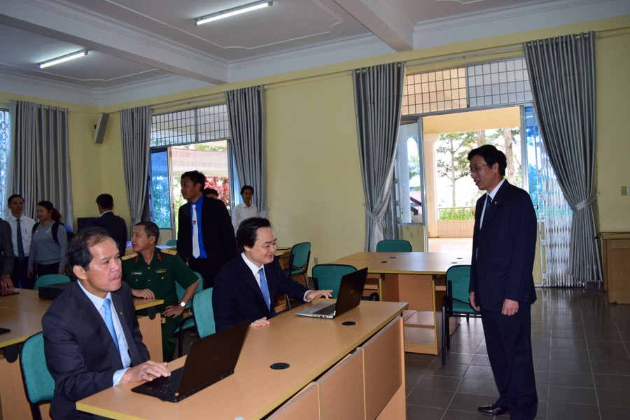 Bộ trưởng Phùng Xuân Nhạ tham quan và trải nghiệm tại phòng học hiện đại với kết nối Internet và công nghệ số