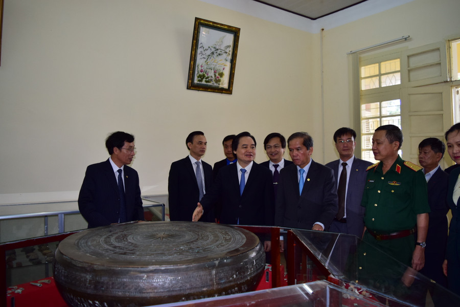 Bộ trưởng Phùng Xuân Nhạ tham quan Khoa Lịch sử của nhà trường