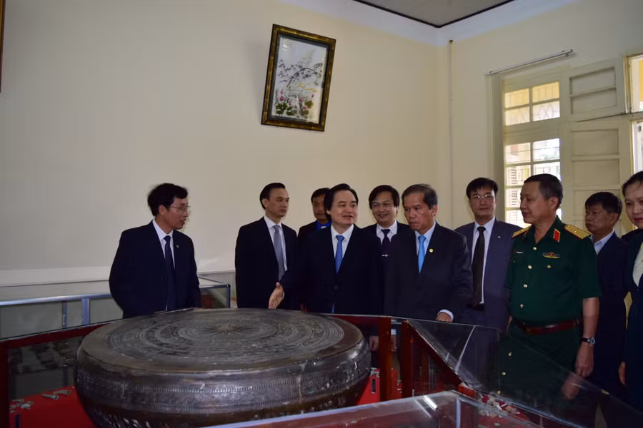 Bộ trưởng Phùng Xuân Nhạ tham quan Khoa Lịch sử của nhà trường