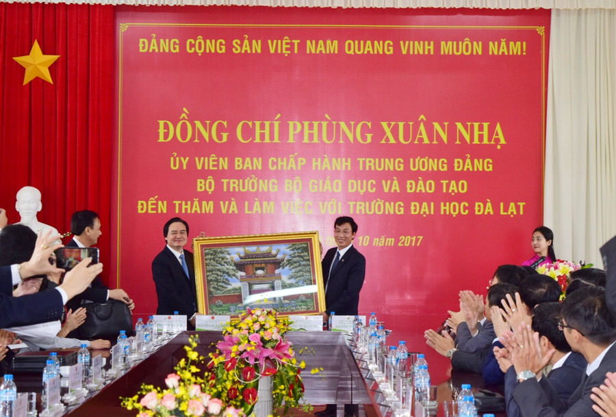 Bộ trưởng trao cho PGS.TS Nguyễn Đức Hòa- Hiệu trưởng Trường Đại học Đà Lạt bức tranh Khuê Văn Các