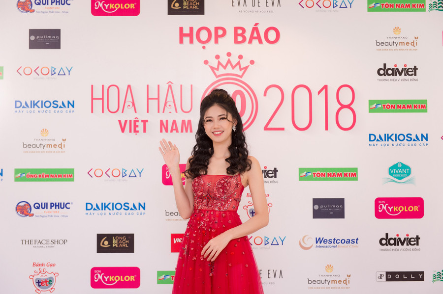 Cô thường xuyên tham gia các hoạt động tình nguyện, hiến máu nhân đạo, vui tết trung thu với trẻ em, là đại sứ của nhiều chương trình