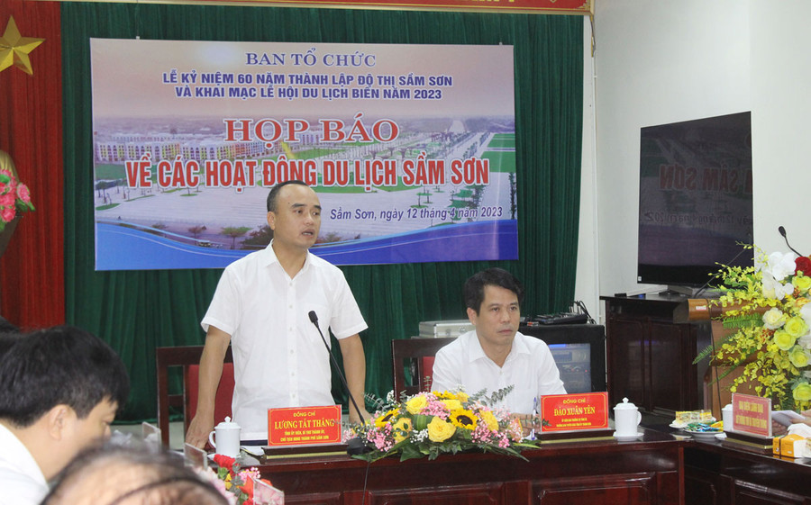 Ông Lương Tất Thắng - Bí thư Thành ủy Sầm Sơn phát biểu tại buổi họp báo. Ảnh: LT.