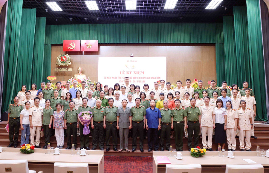 Đại diện lãnh đạo các đơn vị và cán bộ chiến sĩ Tạp chí Công an nhân dân chụp ảnh lưu niệm kỷ niệm 60 năm ngày truyền thống. Đại diện lãnh đạo các đơn vị và cán bộ chiến sĩ Tạp chí Công an nhân dân chụp ảnh lưu niệm kỷ niệm 60 năm ngày truyền thống.