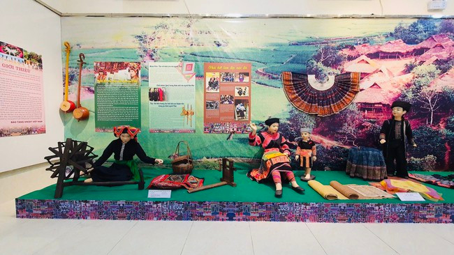 Các hiện vật được chọn lựa, đại diện tiêu biểu cho các dân tộc, vùng miền.