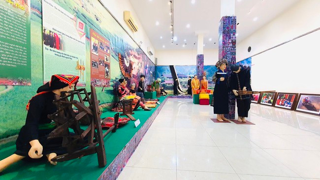 Hình ảnh trong trưng bày “Nét đẹp trong văn hóa gia đình Việt Nam”.