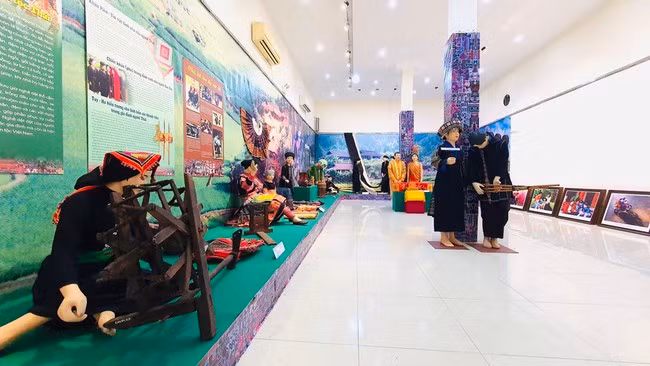 Hình ảnh trong trưng bày “Nét đẹp trong văn hóa gia đình Việt Nam”.