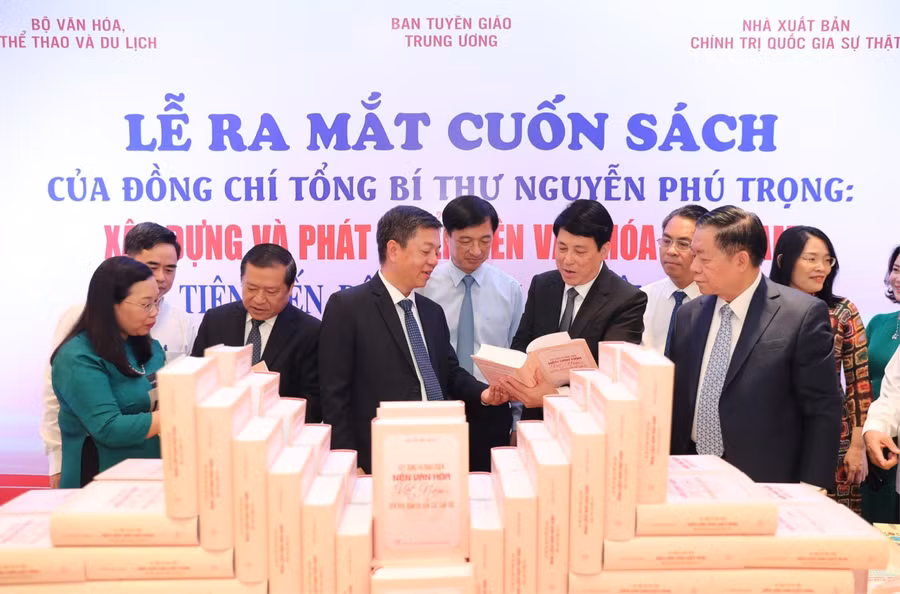 Các đại biểu tham quan khu vực trưng bày sách. Các đại biểu tham quan khu vực trưng bày sách.