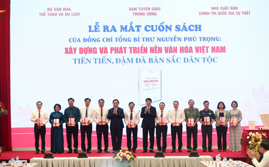 Chiều 21/6, tại Hà Nội, Ban Tuyên giáo Trung ương, Bộ VH,TT&DL, Nhà xuất bản Chính trị quốc gia Sự thật phối hợp tổ chức Lễ ra mắt cuốn sách Xây dựng và phát triển nền văn hóa Việt Nam tiên tiến, đậm đà bản sắc dân tộc của Tổng Bí thư Nguyễn Phú Trọng. Chiều 21/6, tại Hà Nội, Ban Tuyên giáo Trung ương, Bộ VH,TT&DL, Nhà xuất bản Chính trị quốc gia Sự thật phối hợp tổ chức Lễ ra mắt cuốn sách Xây dựng và phát triển nền văn hóa Việt Nam tiên tiến, đậm đà bản sắc dân tộc của Tổng Bí thư Nguyễn Phú Trọng.