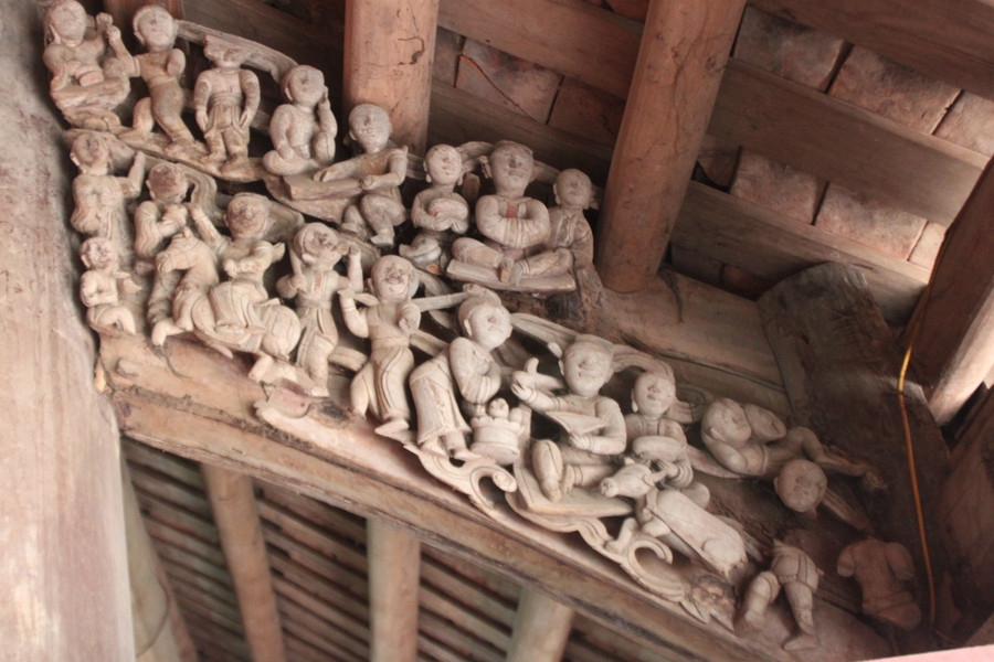 Bức phù điêu chạm nổi trên gỗ lim.