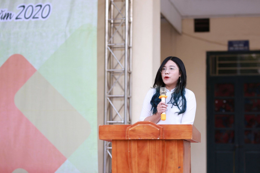Em Lê Ngọc Trâm phát biểu cảm ơn các thầy cô giáo. Em Lê Ngọc Trâm phát biểu cảm ơn các thầy cô giáo.