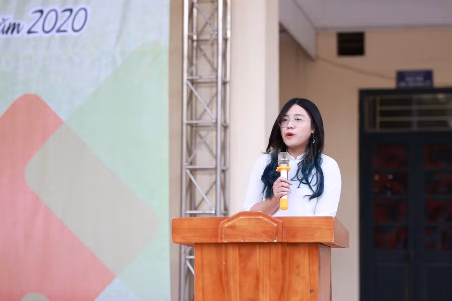 Em Lê Ngọc Trâm phát biểu cảm ơn các thầy cô giáo.