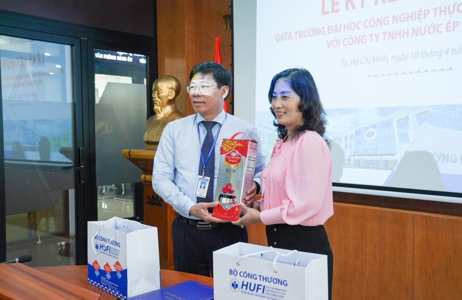 Giám đốc Công ty TNHH Nước ép Phúc Hà tặng quà cho đại diện Nhà trường. Giám đốc Công ty TNHH Nước ép Phúc Hà tặng quà cho đại diện Nhà trường.