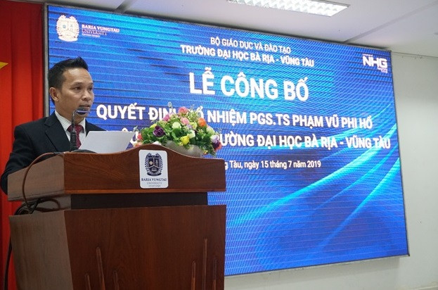 Tân Phó Hiệu trưởng BVU Phạm Vũ Phi Hổ phát biểu tại buổi lễ