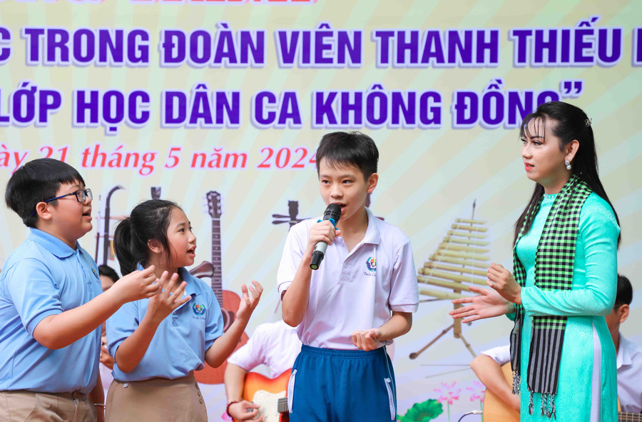 Học sinh được hướng dẫn tham gia hát dân ca. Học sinh được hướng dẫn tham gia hát dân ca.