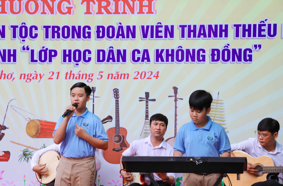 Em Phan Thiên Phúc và em Diệp Văn Phát (cùng học lớp 5) biểu diễn bài dân ca “Lý cây bông”. Em Phan Thiên Phúc và em Diệp Văn Phát (cùng học lớp 5) biểu diễn bài dân ca “Lý cây bông”.