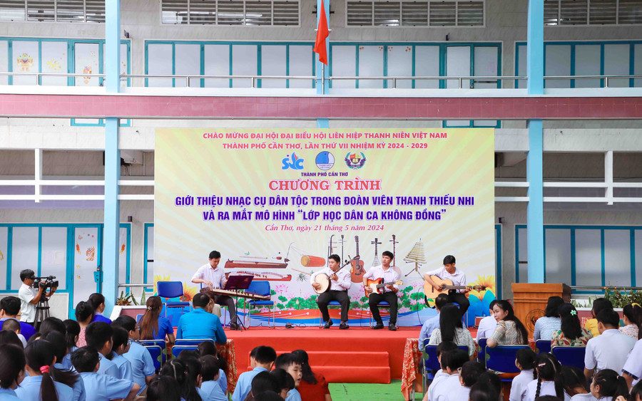 “Lớp học dân ca 0 đồng” mong muốn lan tỏa giá trị văn hóa truyền thống đến học sinh. “Lớp học dân ca 0 đồng” mong muốn lan tỏa giá trị văn hóa truyền thống đến học sinh.