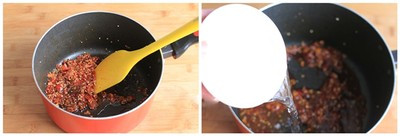 Khi hỗn hợp sốt đã dậy thơm, bạn thêm 1 bát con nước chấm nước sôi vào chảo, khuấy đều. Khi hỗn hợp sốt đã dậy thơm, bạn thêm 1 bát con nước chấm nước sôi vào chảo, khuấy đều.