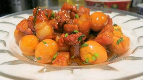 Lạ miệng ngon cơm với trứng cút rim mặn ngọt 