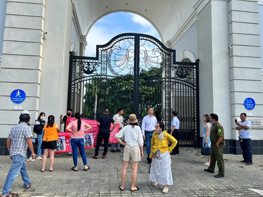 Đông đảo phụ huynh đến trước cổng trụ sở chính của trường căng băng rôn đòi nợ bà Út Em.